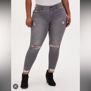 LIKE NEW Torrid size 20R bombshell skinny destructed jeans